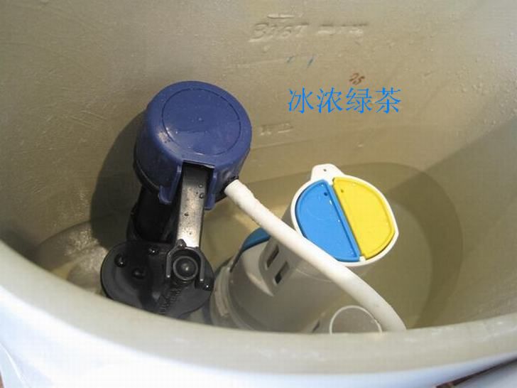 再看看抽水马桶里面的构造,零部件坏的话可以换