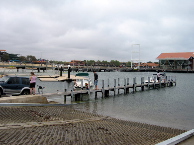 想买条小艇,有谁知到什么地方可以停放保管钓