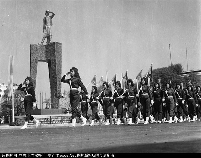 1962年,越南女英雄二征夫人塑像前,"越南妇女日"游行的南越女兵.