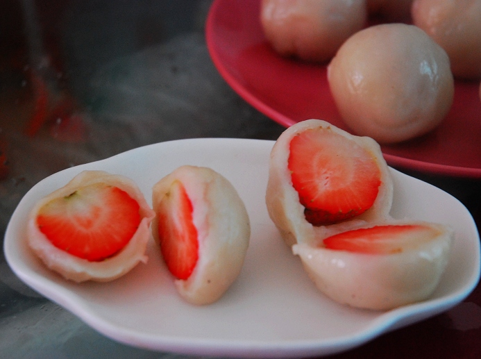 吃个草莓是要有多折腾!不用烤箱的小甜点~~