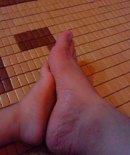 家乐宝贝:炎炎夏日晒宝宝幸福小脚丫-------肥猪怡啊大脚板