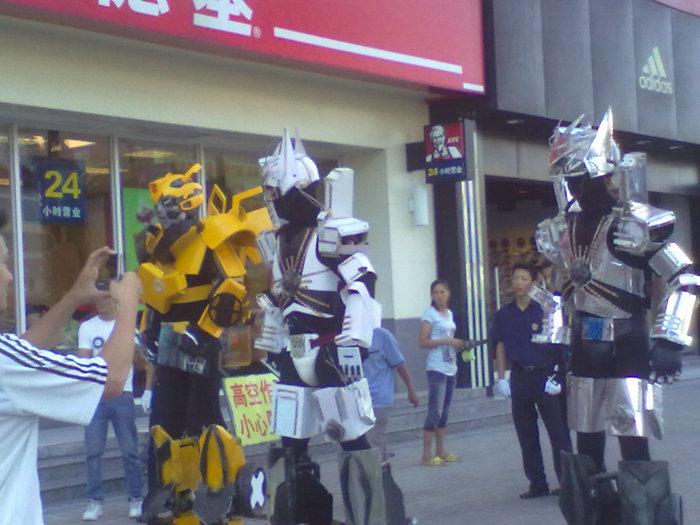 【雷到你不信】变形金刚遭恶搞,大黄蜂暴走北