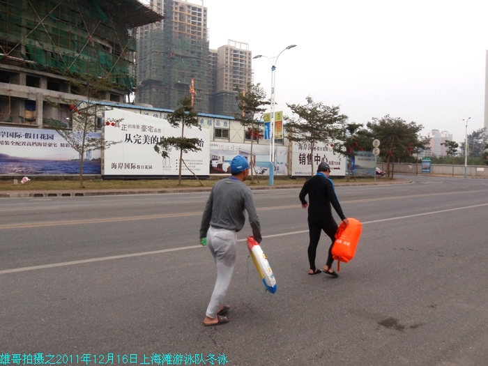 2011年12月16日上海滩游泳队冬泳(海边气温1