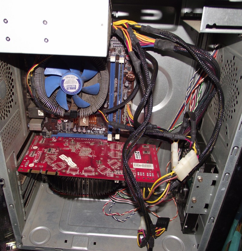 双核CPU2G内存独显电脑主机1300元(实物图)