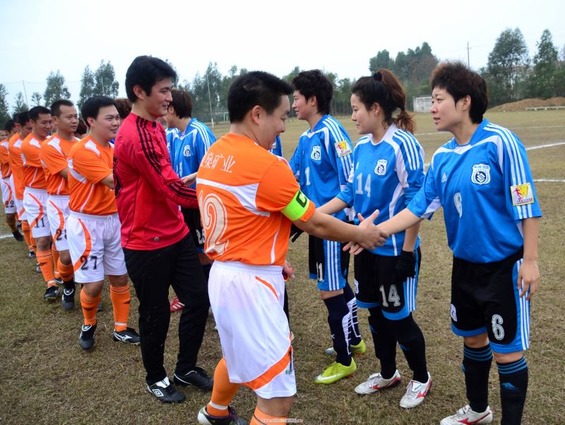 大连<em>实德女足</em>与北部湾A队举行友谊赛-北海足球