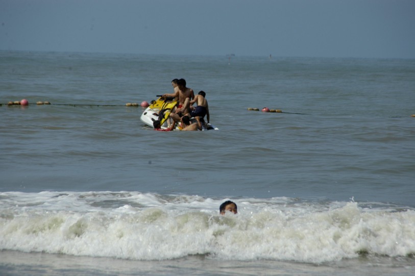 风起浪涌有险情,大爱银滩多淡定(来自俄罗斯女