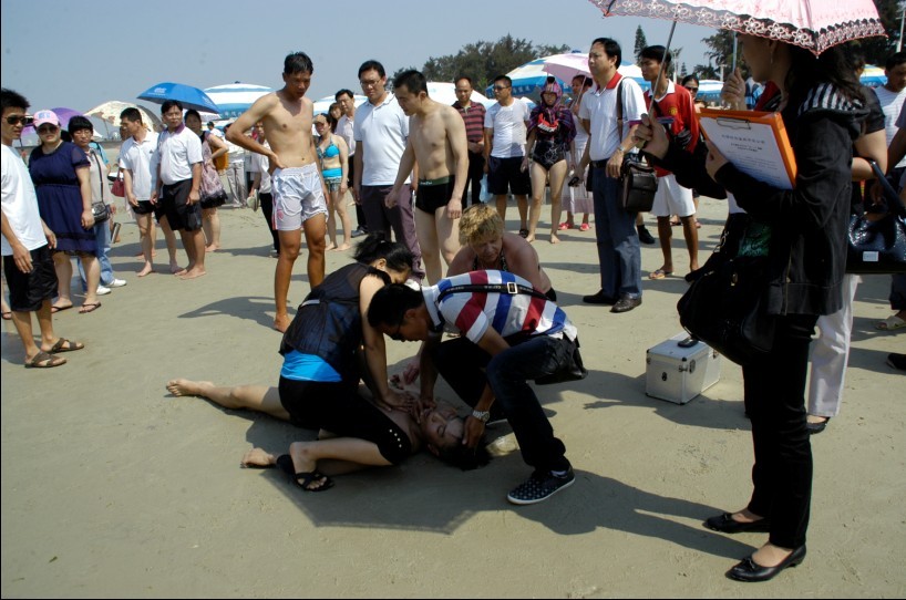 风起浪涌有险情,大爱银滩多淡定(来自俄罗斯女