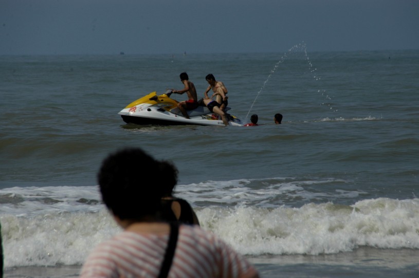 风起浪涌有险情,大爱银滩多淡定(来自俄罗斯女
