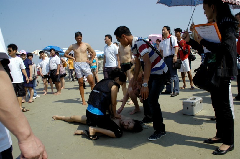 风起浪涌有险情,大爱银滩多淡定(来自俄罗斯女