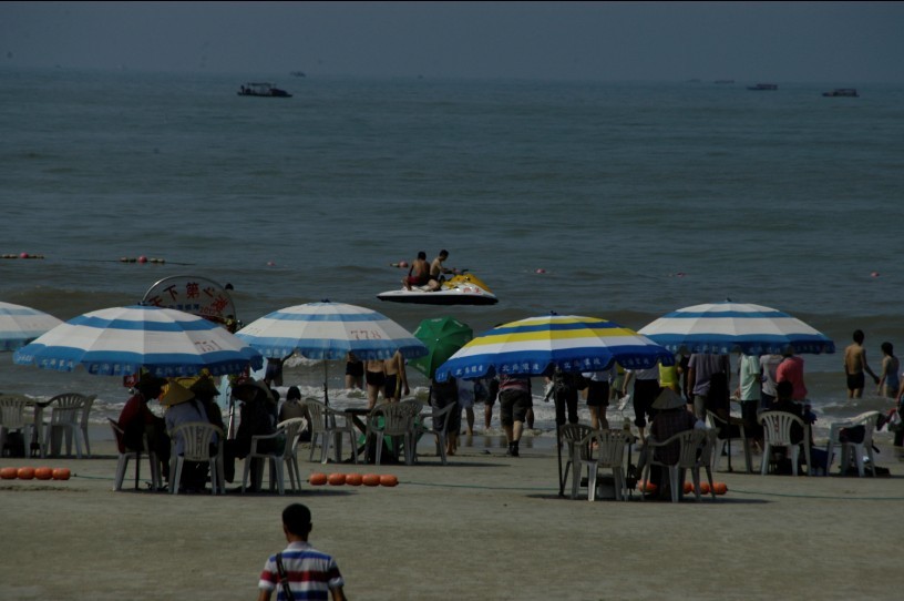 风起浪涌有险情,大爱银滩多淡定(来自俄罗斯女