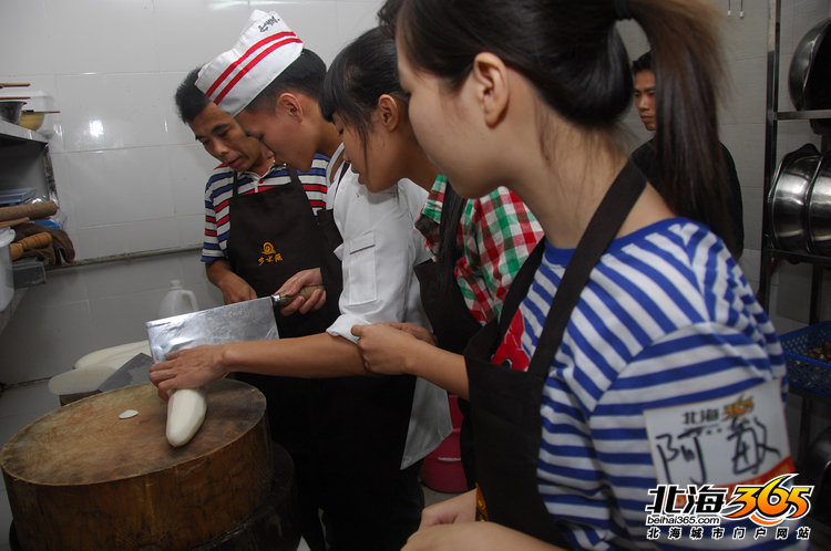 北海365网友给老人打水、做饭,陪马江敬老院老