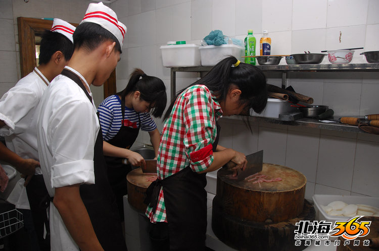 北海365网友给老人打水、做饭,陪马江敬老院老