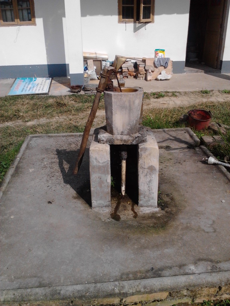 原有的手摇式水井依然保留,日后有停电 也可备用.