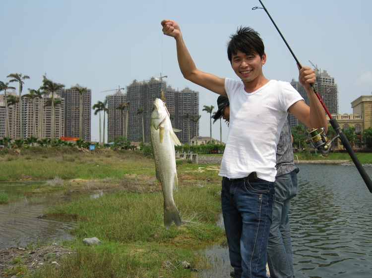 3月26日,阳光明媚。天隆三千海就邀请了业主和来自北海各界的海钓爱好者首聚三千海钓鱼台,举办了一场休闲的垂钓比赛。 据了解,三千海举行垂钓比赛的地点正是施工中的钓鱼台,引进的是附近海域的海水和海鱼,建成后将成为业主休闲的好去处之一。早上八点多,海钓爱好者从自家带来了钓具,全副武装,上鱼饵,甩杆,动作一气呵成。在等待鱼儿上钩的过程中,大家伙都在聊着一会会钓上什么鱼,有多重,不时传来一阵阵欢笑声。 =760) window.
