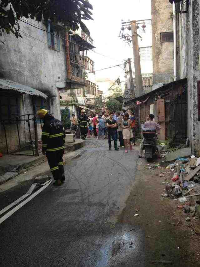 市区文明二路一民宅疑因线路老化引发大火,火