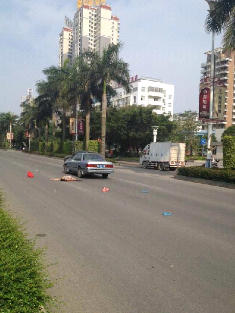 17车祸,站在行人和司机的角度:个人安全意识,交通规范路标很重要-北海