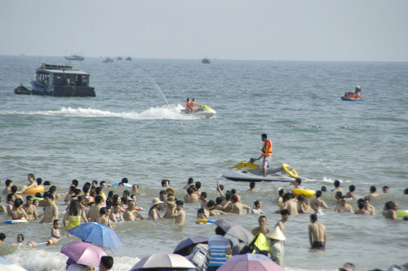 北海银滩景区公司海上救生队加强浴场安全巡逻