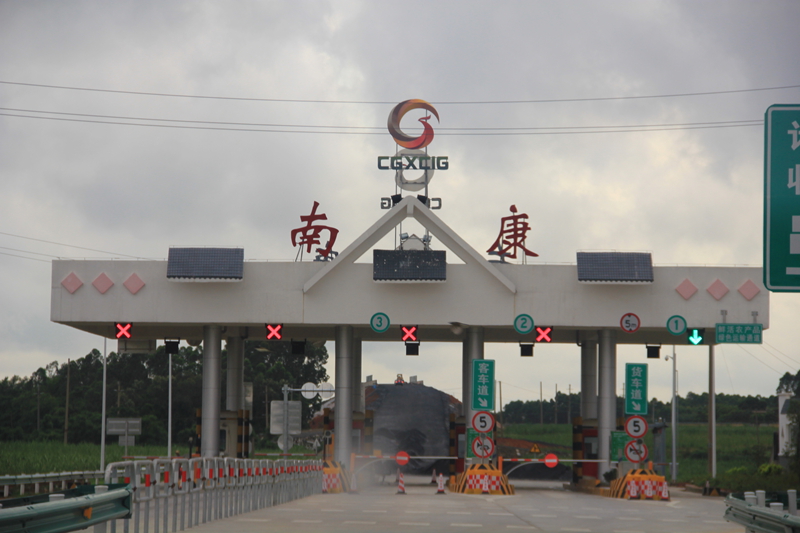 开车体验玉铁高速,感觉就两字:迷糊!-北海时事