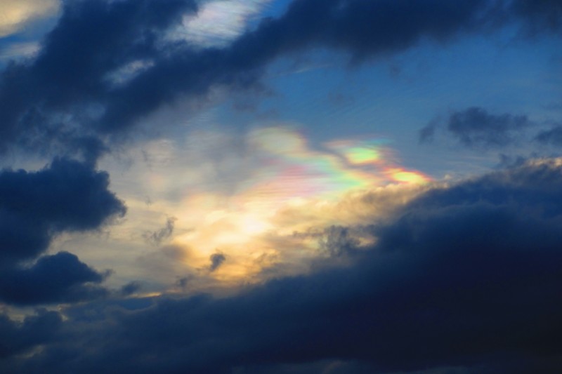 北海上空捕捉到的七彩云,具百度说是大地震的