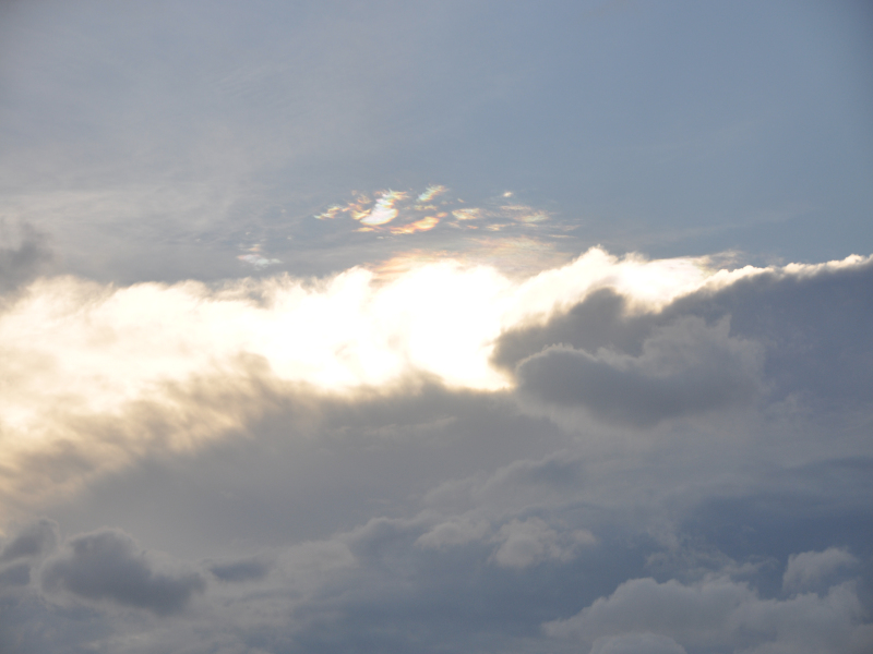 北海上空捕捉到的七彩云,具百度说是大地震的