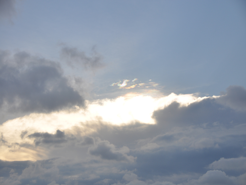 北海上空捕捉到的七彩云,具百度说是大地震的