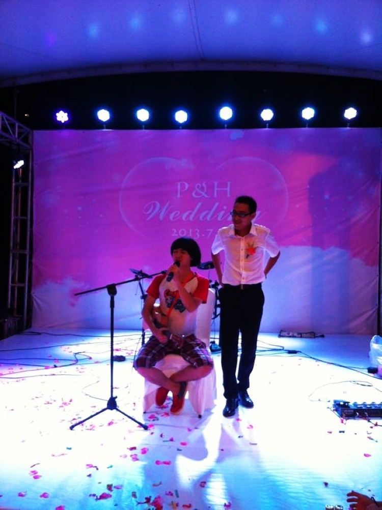 户外欧式婚礼演出,自助餐配现场音乐,北海第一次吧? 我们的NewPlay又参与其中了 感谢我们的成员: 主唱:阿波老师 架子鼓:杨涛老师 贝斯:靖哥哥 吉他:黄水云老师 还是那句老话:欢迎更多爱好音乐者加入我们! 来张集体照 =760) window.open(http://img.beihai365.com/bbs/photo/Mon_1307/127128_96eb13742832242f62c16af543d2c.