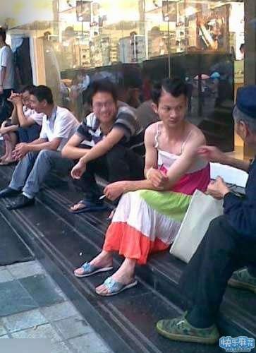 街上看到一<em>男的穿裙子</em>,然后一大爷在跟他讲人
