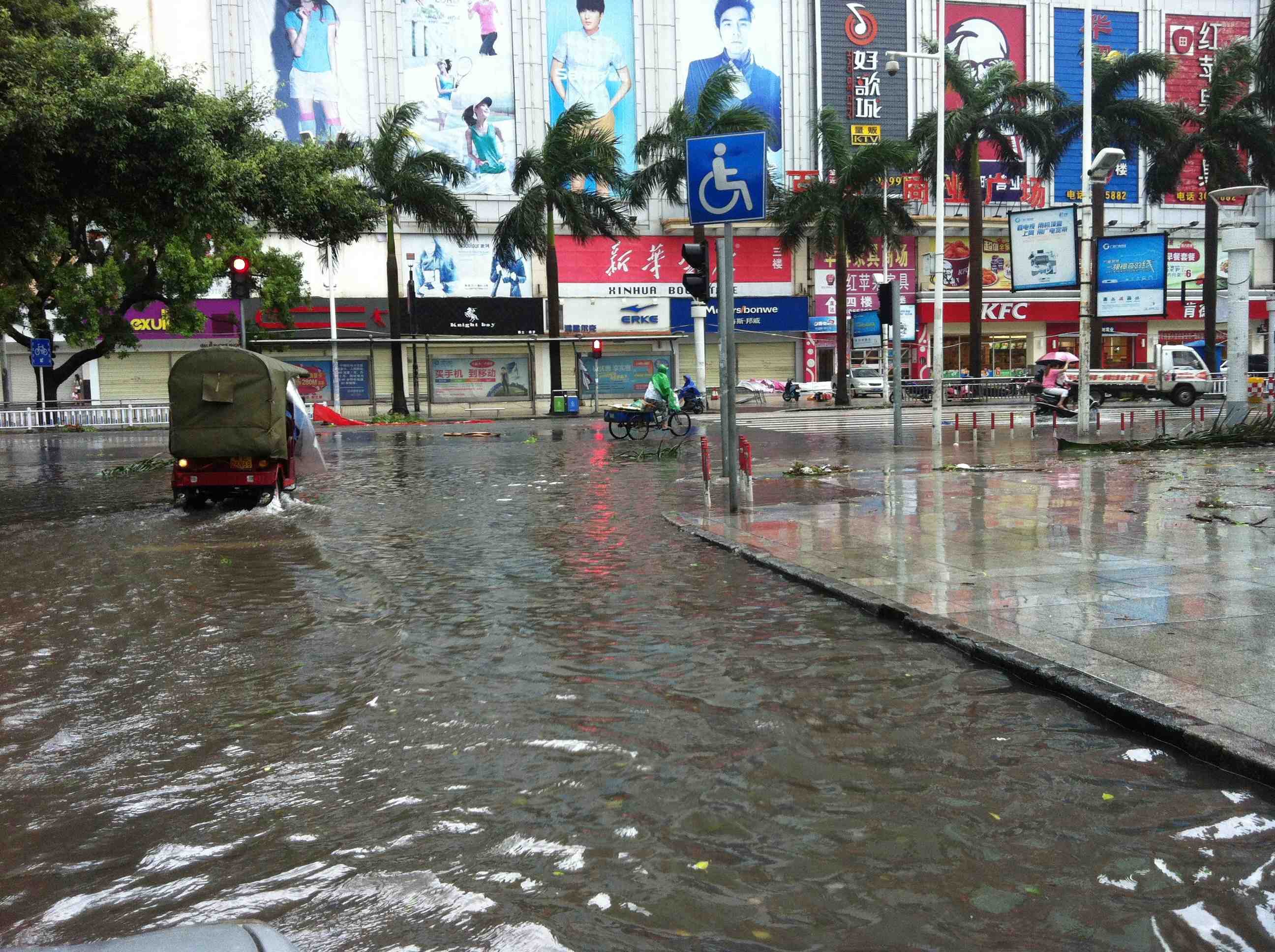 【街拍】强热带风暴飞燕影响下大风大雨的北