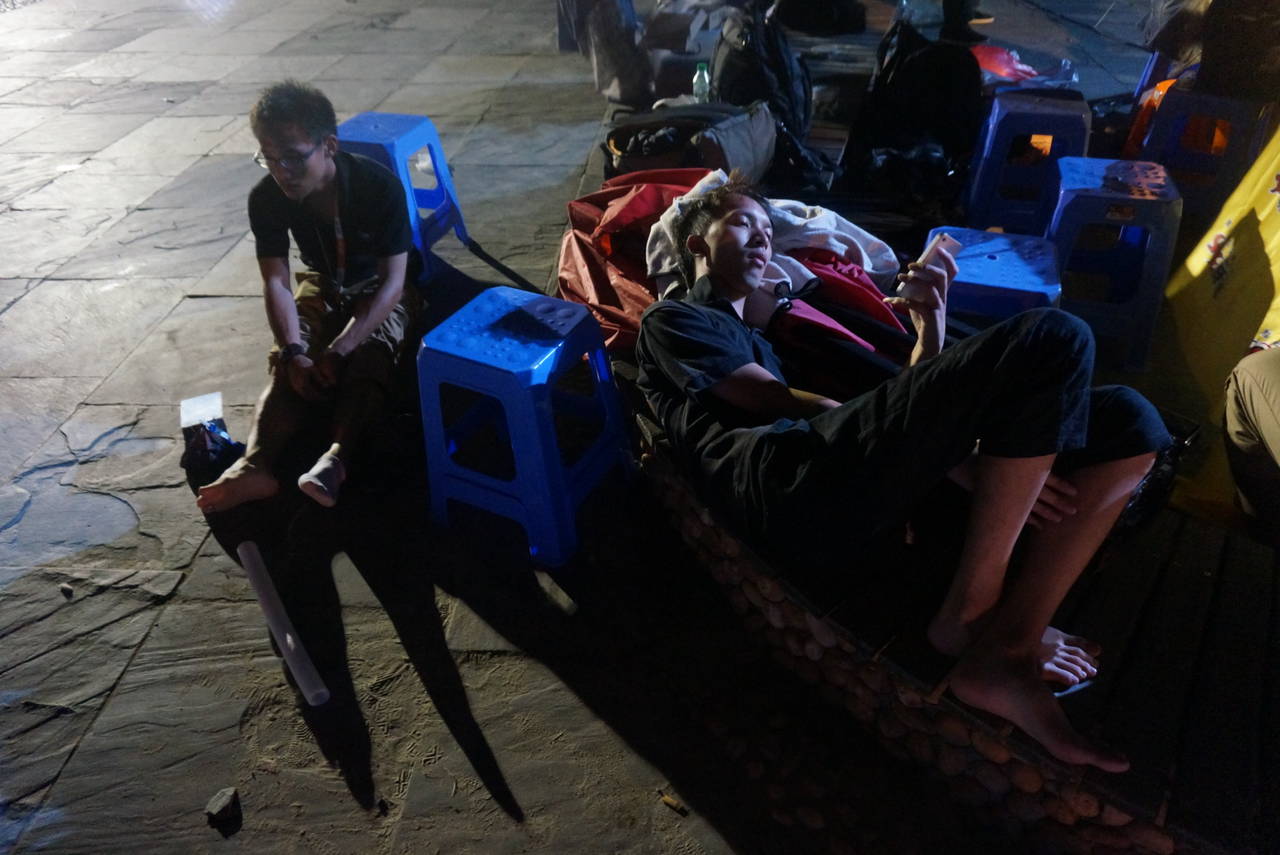 黑色背景海边美女壁纸