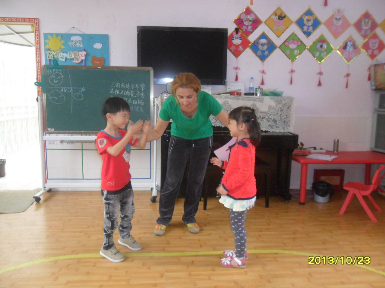 娇子幼儿园大一班:上英语课了!