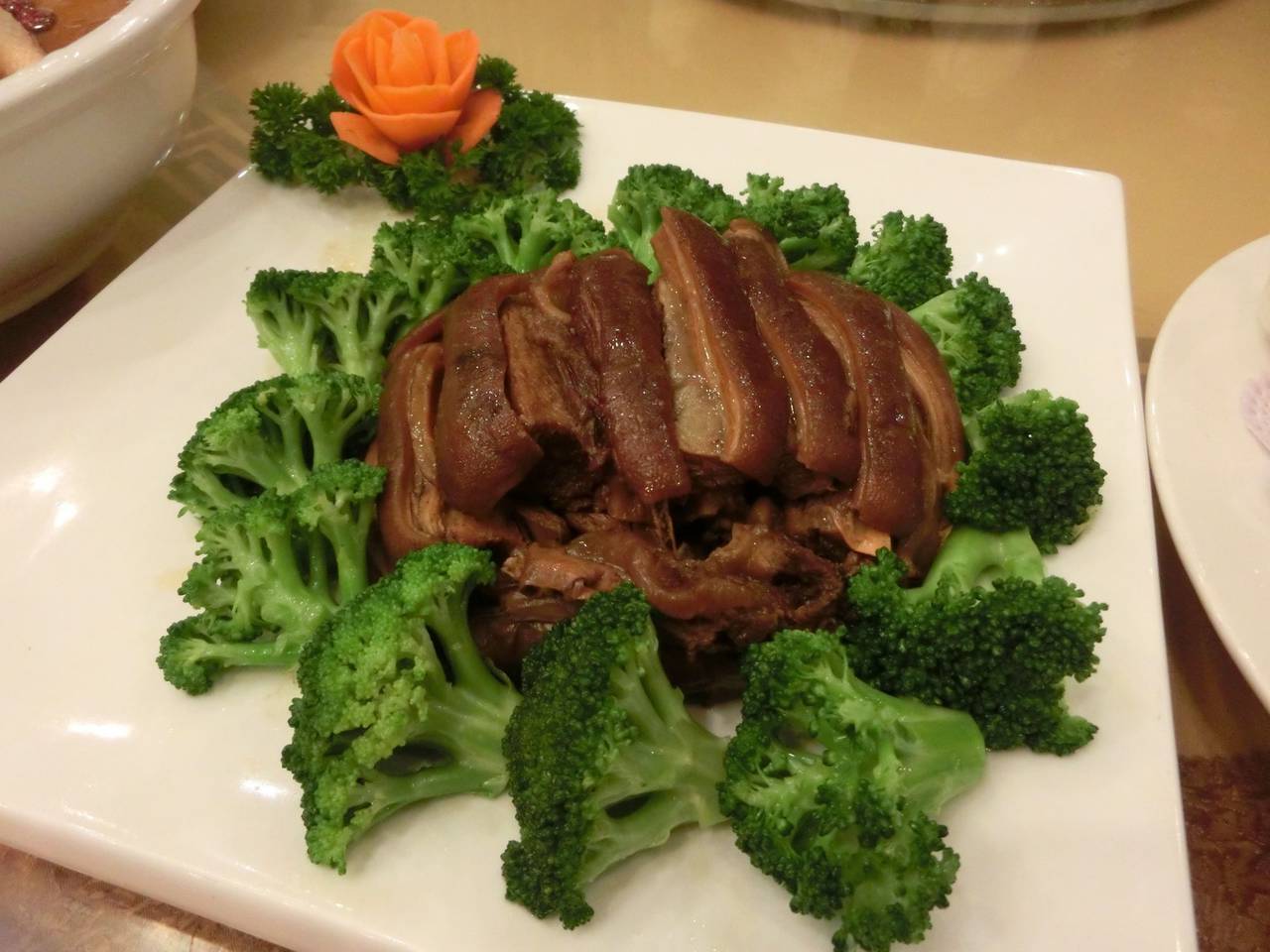 外沙富龙城以最真诚的心去为每一位客人服务,