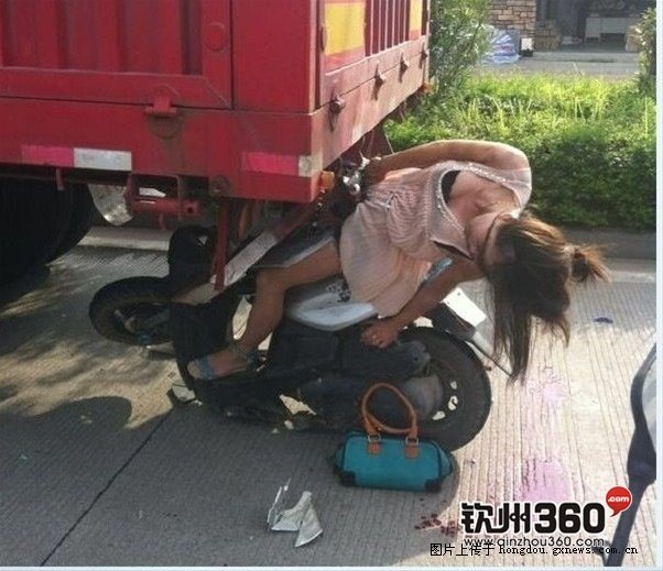 网友火爆窗爆料:工业园路口又出车祸。-北海