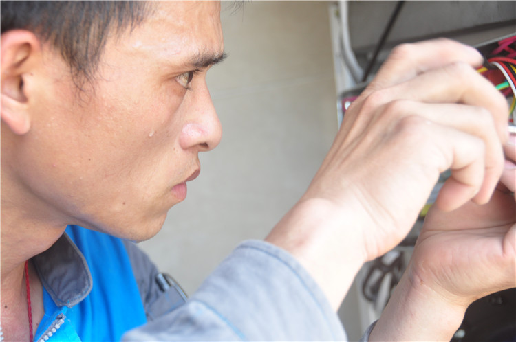 拥有7年安装经验的覃师傅一次性安装12台美的