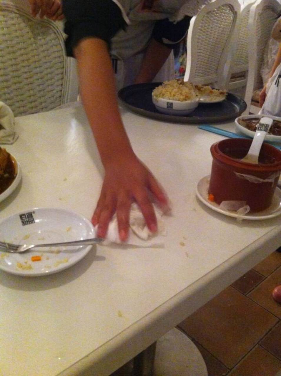 【气愤】甜品店服务员把热汤热饭泼在顾客身上