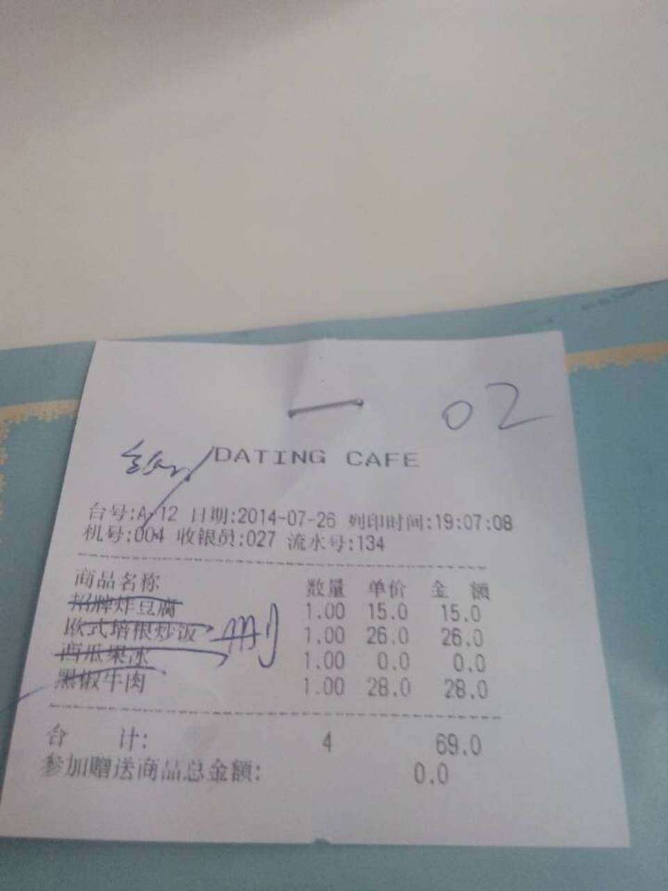 气愤!甜品店服务员把热汤热饭泼在顾客身上,店