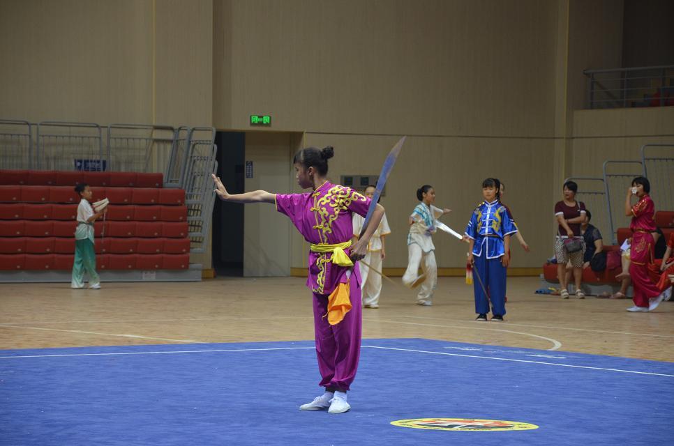 女子乙组长拳,刀术,棍术三项冠军凌点