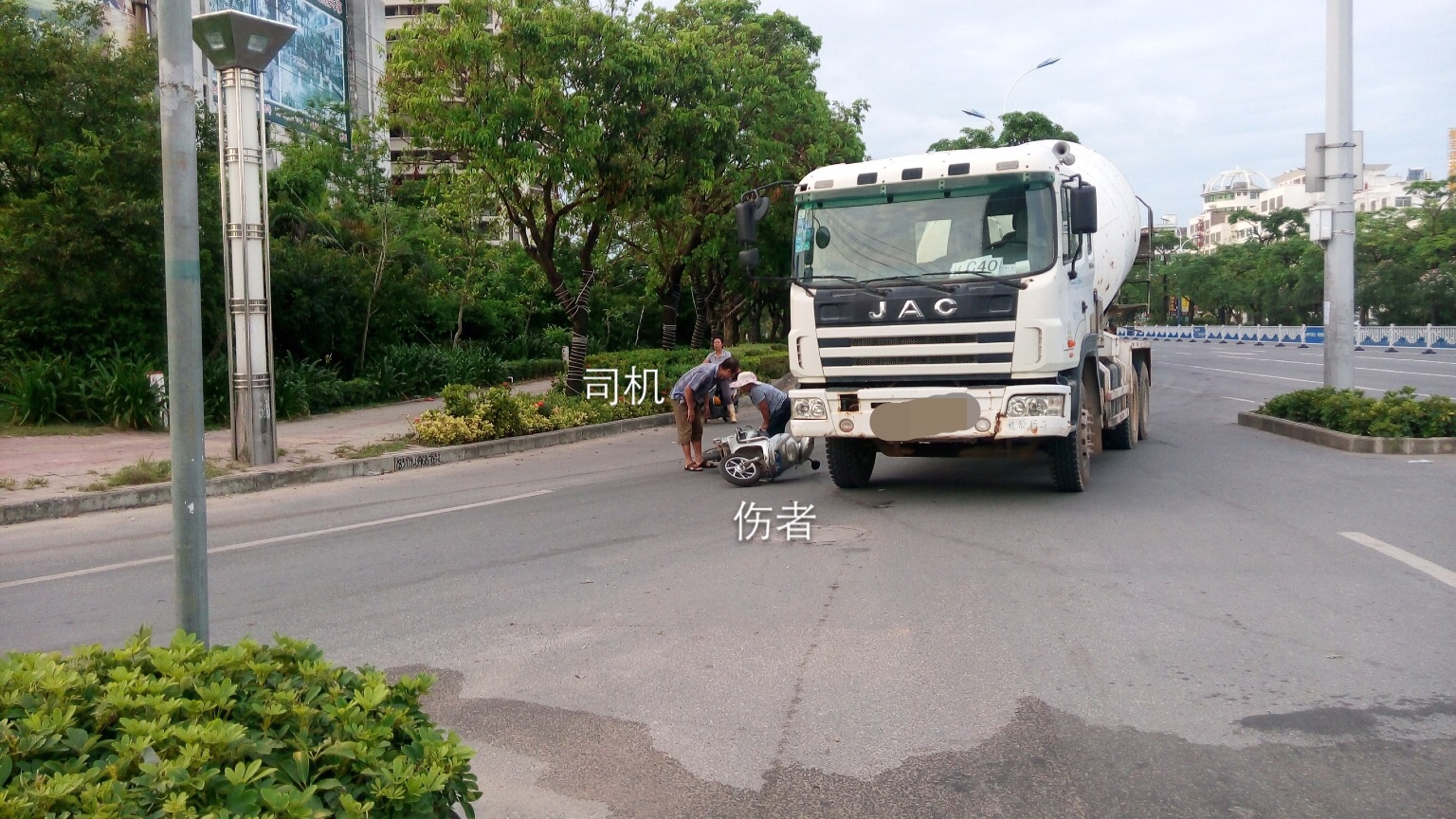 泥头车和电动车,生死冤家