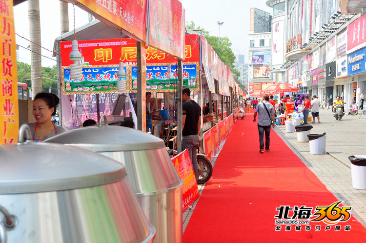 这次美食节的摊位横跨整个新新力的门前广场,共有 26个美食商家和 2个