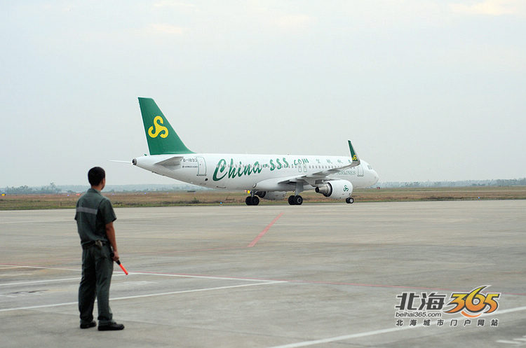 北海越南旅游网- 2014年10月26日起,春秋航空将新增上海至北海航线。这是春秋航空在广西开通的第三条低成本航线,特价机票仅199元+机建燃油费160,359元就可以飞上海啦。 春秋航空公司首次加盟北海航空市场,10月26日开通上海至北海往返航线,每天一班,航行3小时。航班号:9C8967/8968。具体飞行时间:15:05分上海浦东机场起飞,18:00分到达北海福成机场;19:10分北海起飞,22:05分到达上海。航班采用空客A320飞机执飞,小编今日亲身体验了一回北海飞上海的春秋航班。