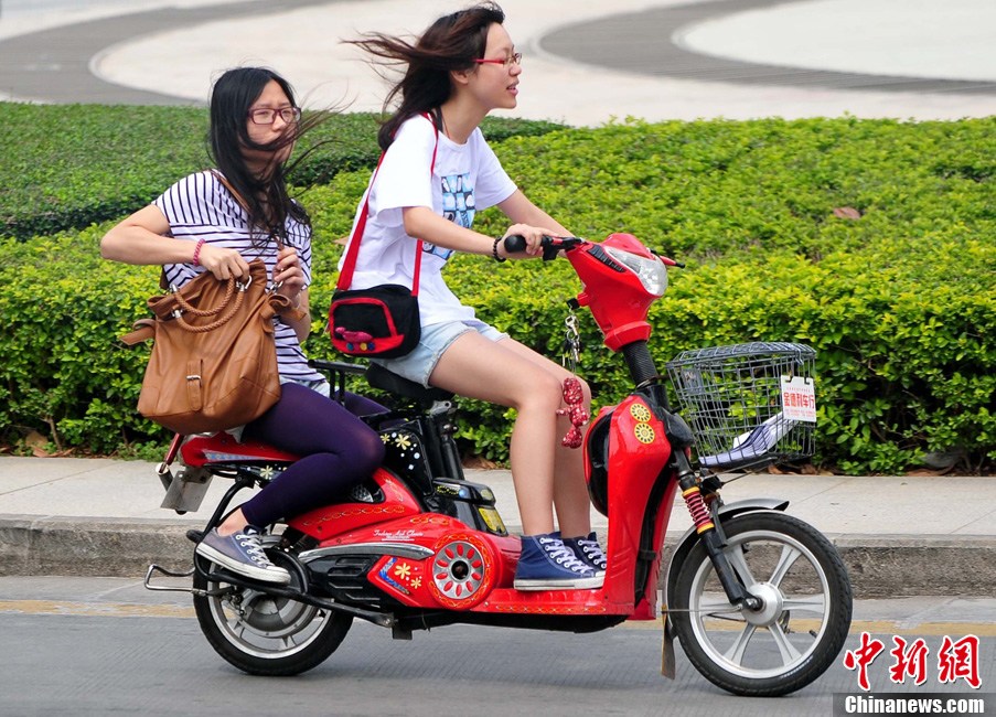 路上无论骑车还是坐车,需谨慎随身包包