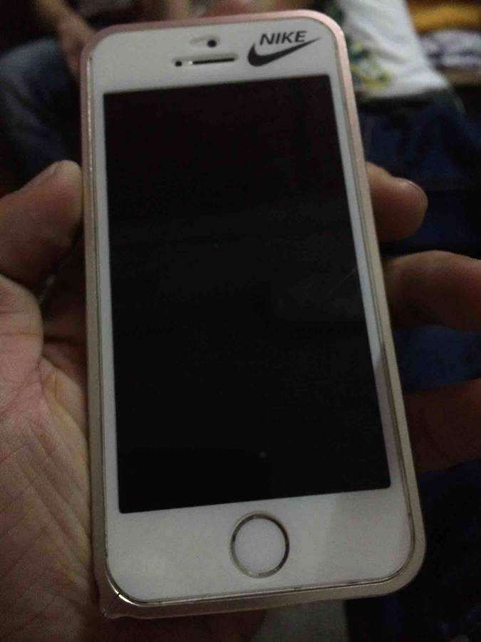 出一台苹果5s白色屏幕有点裂痕指纹锁无法识