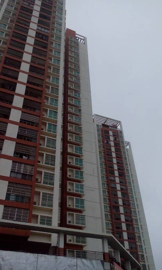 [最新]北部湾东路安盛花园,有一男子正在准备跳