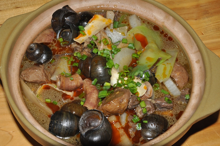 在北海居然有这么正宗的桂柳风味的牛杂田螺煲、田螺鸭脚煲,任意点一煲竟然还有两杯金橘茶送-吃货大队-北海365网(beihai365.com)