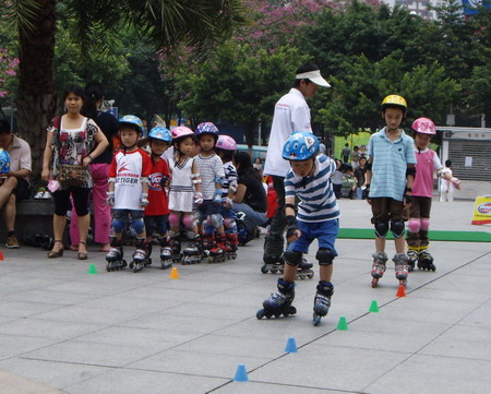 北海516儿童轮滑俱乐部夏季招生,年龄2岁半小海均可报名,报名送鞋子哦