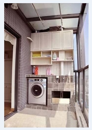 您家阳台长,洗衣机对面那面墙也可以做储物柜.