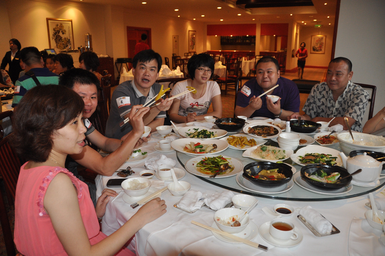 多人聚餐吃饭照片 img.beihai365.com 宽750x498高