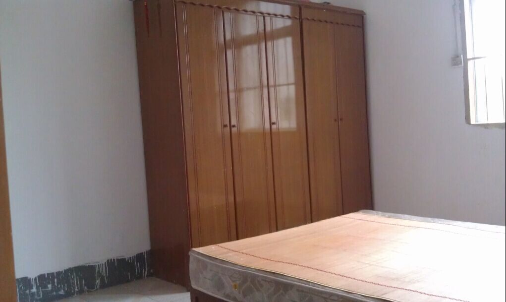 <em>合浦</em>中心市场斜对面的<em>女人</em>街中间附近有单房出