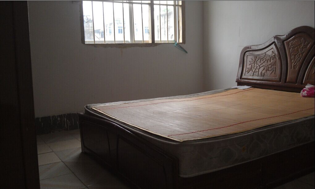 <em>合浦</em>中心市场斜对面的<em>女人</em>街中间附近有单房出