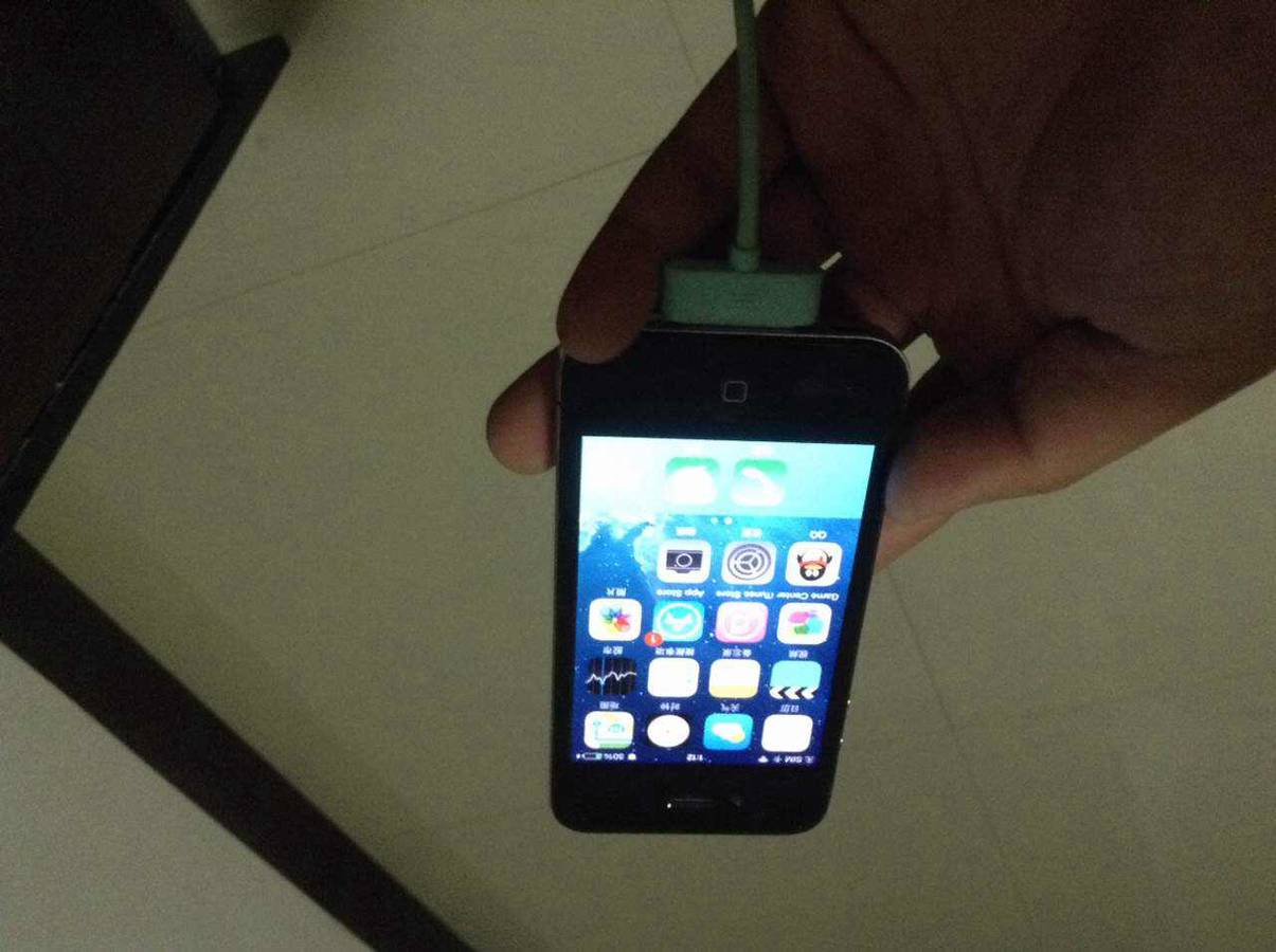 因为买了新手机,9成新苹果4手机450块卖了-手