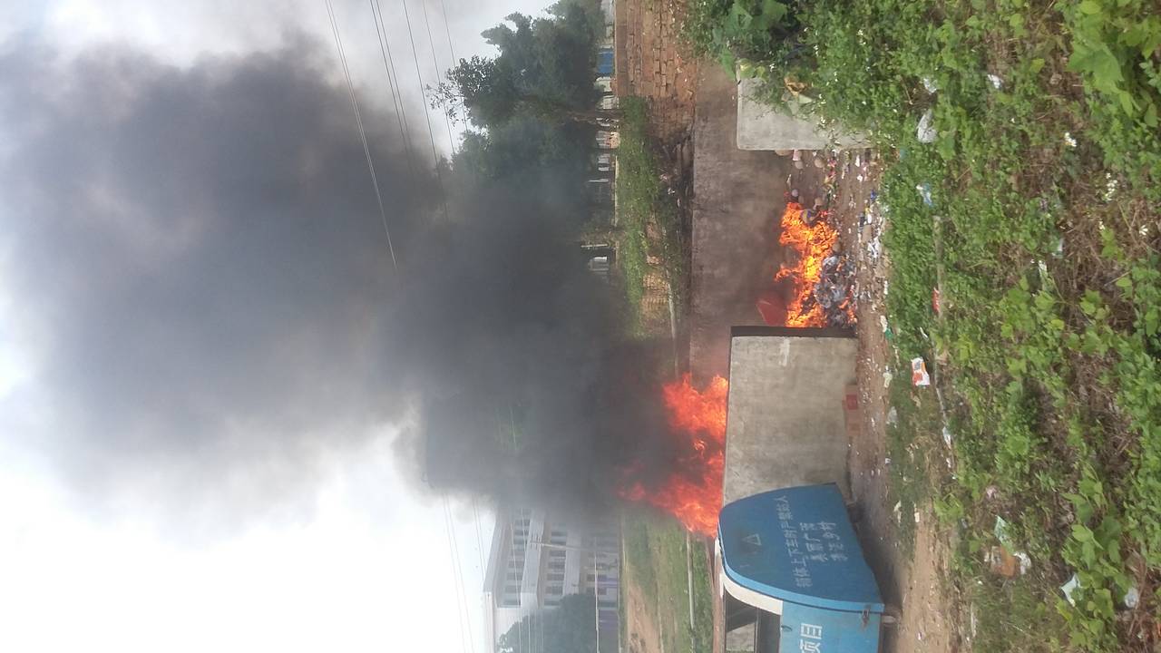 铁山港区营X中学校园内任意焚烧垃圾,-时事开